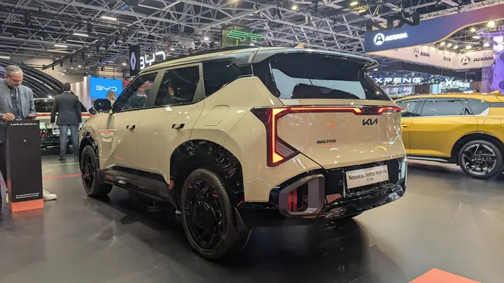 nell'immagine si vede la Kia Seltos vista da dietro al Salone di Parigi