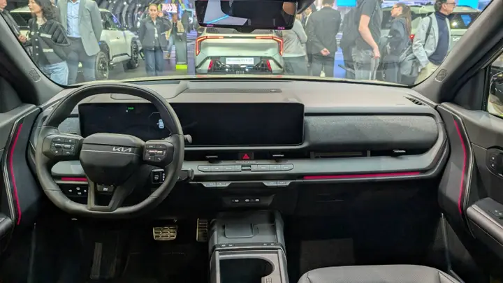 Nell'immagine si vedono gli interni della Kia Seltos al Salone di Parigi