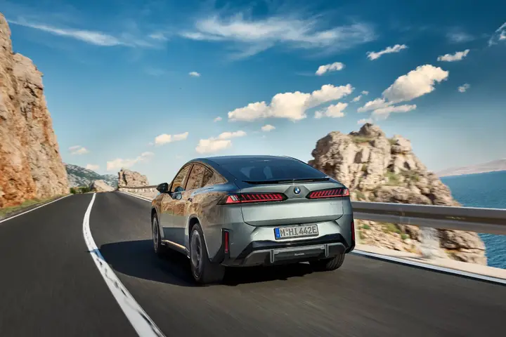 bmw-ix4-50-xdrive dinamica posteriore