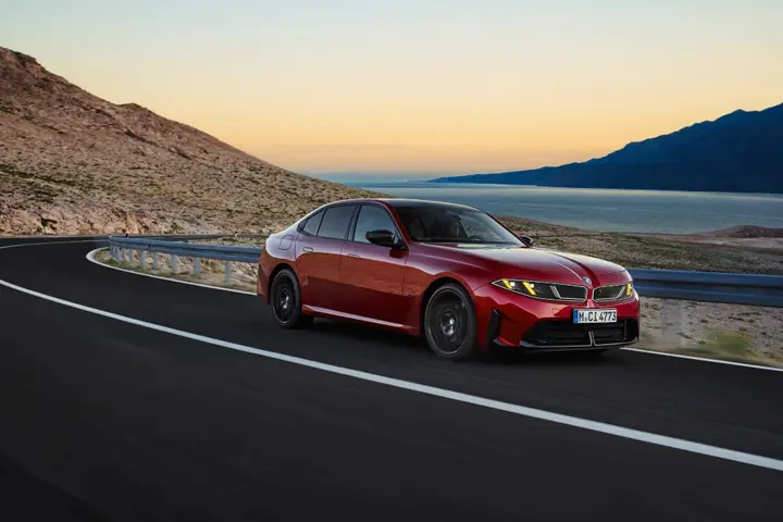Nuova BMW Serie 3 2027 frontale dinamico m350