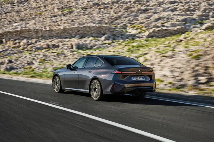 Nuova BMW Serie 3 2027 posteriore dinamica 320