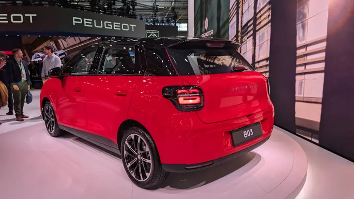 Nell'immagine si vede la Leapmotor B03 al Salone di Parigi vista da dietro