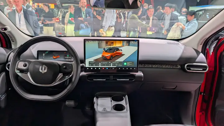 Nell'immagine si vedono gli interni della Leapmotor B03 al Salone di Parigi