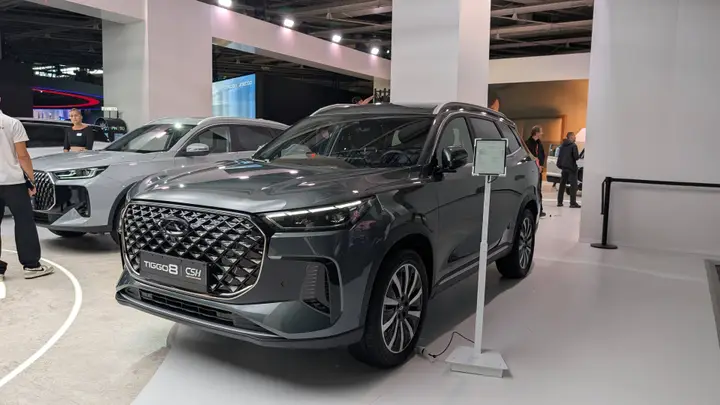 Nell'immagine si vede il Tiggo 8 di Chery al Salone di Parigi