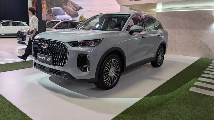 Nell'immagine si vede il Tiggo 9 di Chery al Salone di Parigi