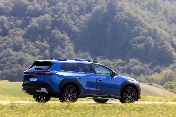 Subaru E-Outback 2026 guida posteriore