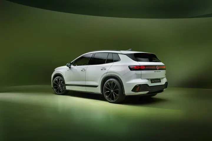 Il posteriore tre quarti della volkswagen ID. Tiguan