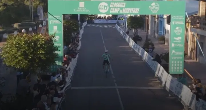Urko Berrade,  celebrando su triunfo en la Clàssica Camp de Morvedre