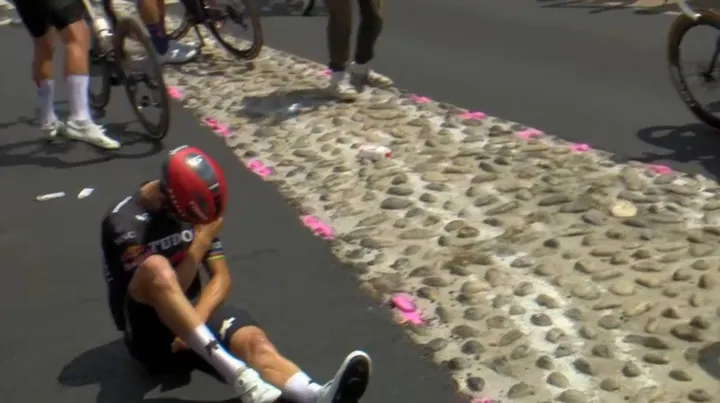 Julian Alaphilippe se cayó en el inicio de la etapa 15 del Tour de Francia 2025 y tuvo que recolocarse el hombro