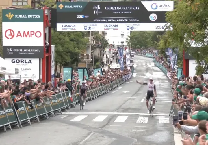 Igor Arrieta, ganando la Clásica de Ordizia 2025 justo por delante de Isaac del Toro