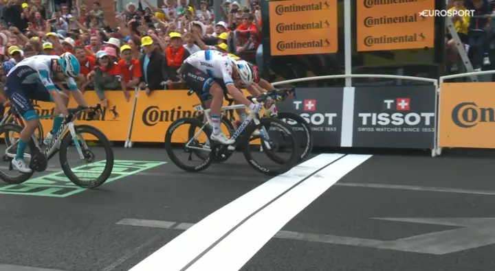 Tim Merlier se impuso a Jonathan Milan por foto finish en la 3ª etapa del Tour de Francia 2025