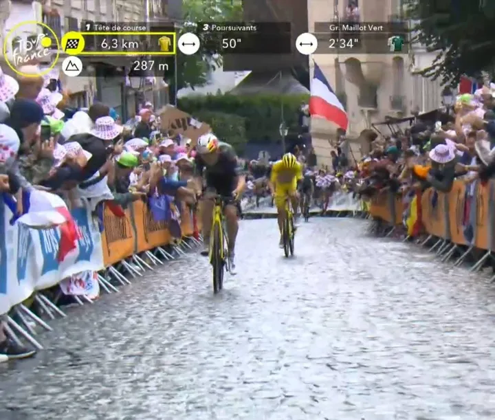 Wout van Aert, dejando a Tadej Pogacar en la subida final a Montmartre durante la 21ª y última etapa del Tour de Francia 2025