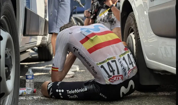 Iván Romeo, en el suelo tras su caída en la 20ª y penúltima etapa del Tour de Francia 2025