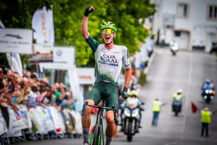 Otruba, celebrando una victoria con el maillot del Caja Rural - Seguros RGA