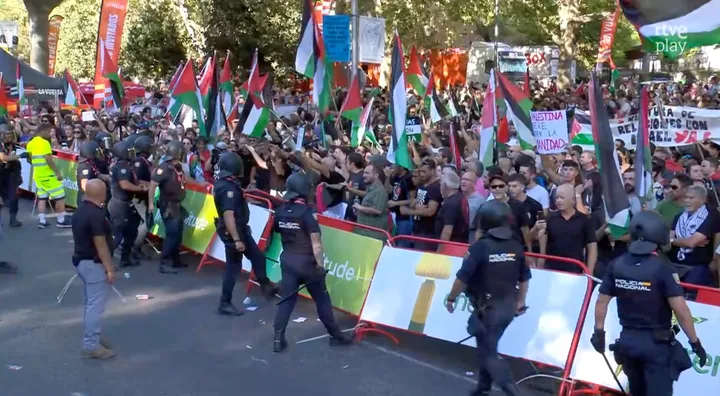 Manifestaciones bestiales en la Vuelta a España 2025.