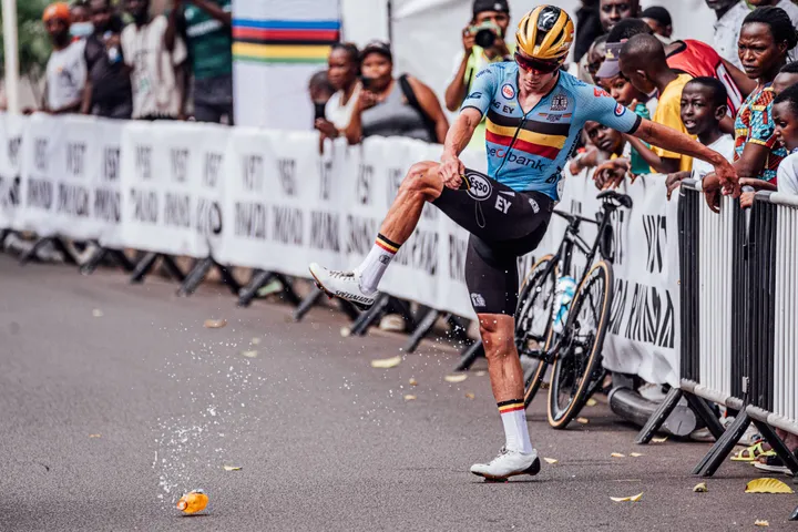 Remco Evenepoel, muy cabreado al tener que cambiar de bicicleta
