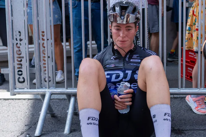 Demi Vollering siente que es demasiado criticada en el ciclismo femenino.