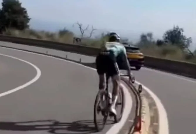 Kiko Galván, en una publicación de Instagram, cometiendo una infracción vial