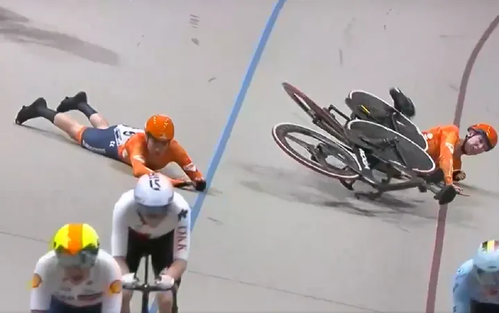 Lorena Wiebes y Lisa van Belle en el suelo tras su incidente en el Mundial