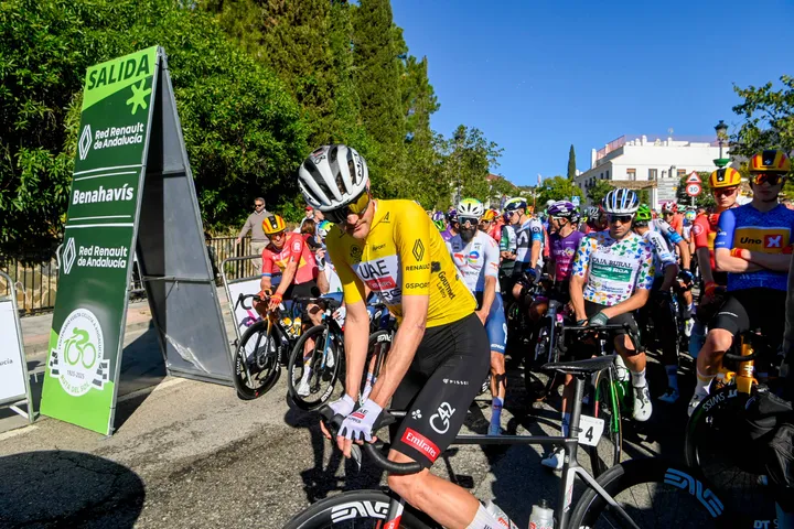 Pavel Sivakov, con el maillot amarillo de la Vuelta a Andalucía