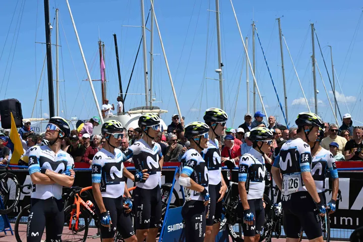 El Movistar Team, antes de empezar una carrera