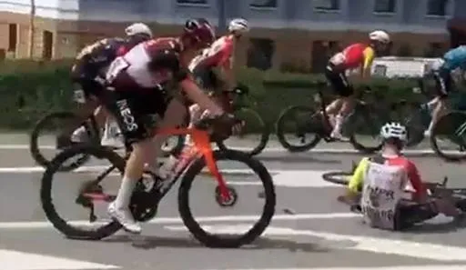 Simone Pettili se cae en la Vuelta a España 2025 por la irrupción de manifestantes anti-Israel