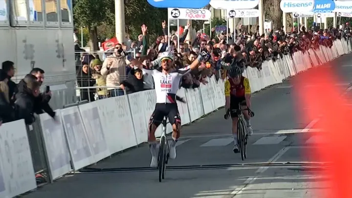 Antonio Morgado, celebrando su victoria por delante de Alex Aranburu