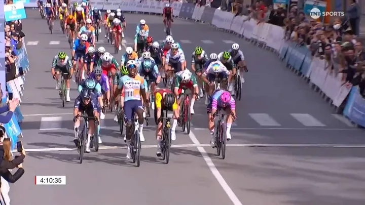 Biniam Girmay, celebrando la Clásica de Almería 2026.