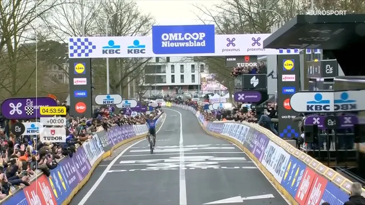 Van der Poel debutó en Omloop y ganó con autoridad la carrera.