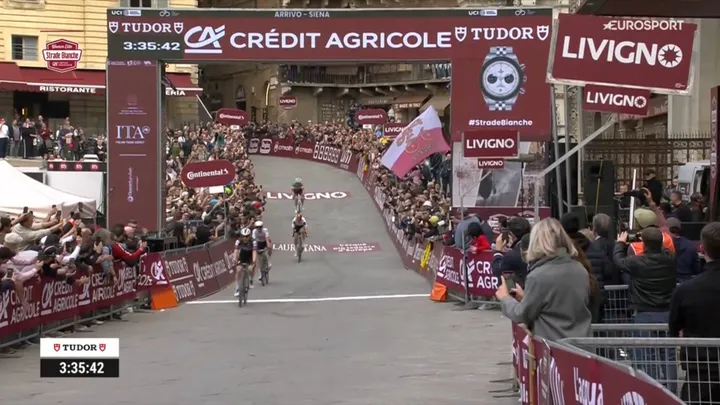 Elise Chabbey, ganando la Strade Bianche Donne 2026.