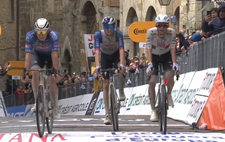 Mathieu van der Poel, ganando la etapa 2 de la Tirreno Adriático 2026.