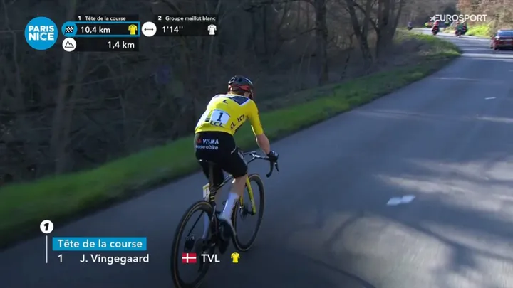 Vingegaard, rodando en solitario con el maillot amarillo de líder de la clasificación general