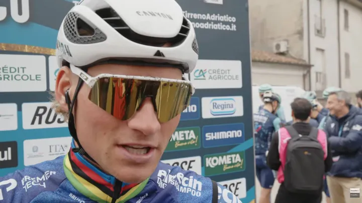 Mathieu van der Poel, en la salida de la etapa 2 de la Tirreno Adriático 2026.