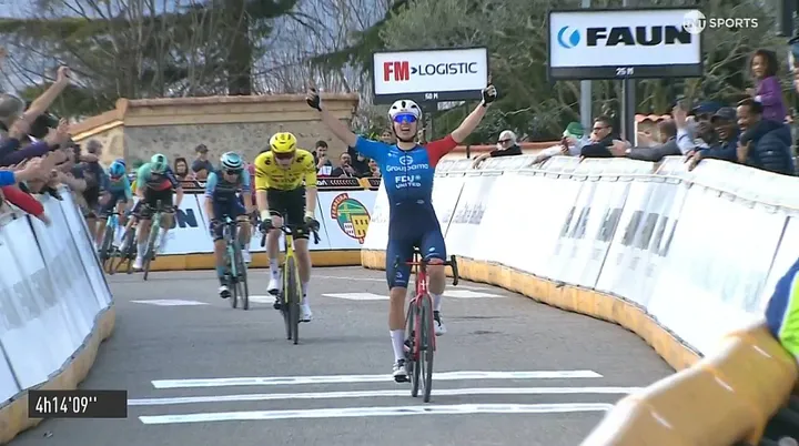 Grégoire, celebrando su triunfo en la Faun Drôme Classic 2026