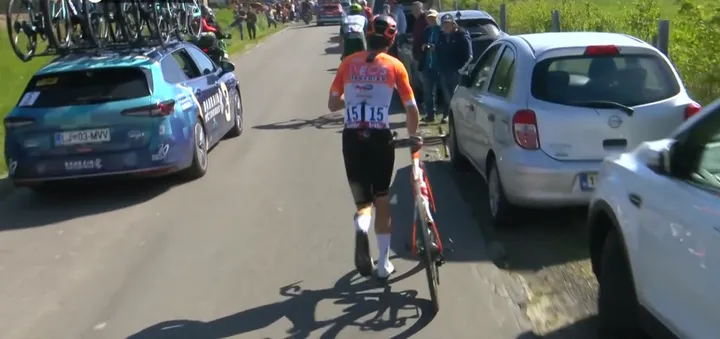 Axel Laurence caracterizado como Chris Froome en el Tour de France