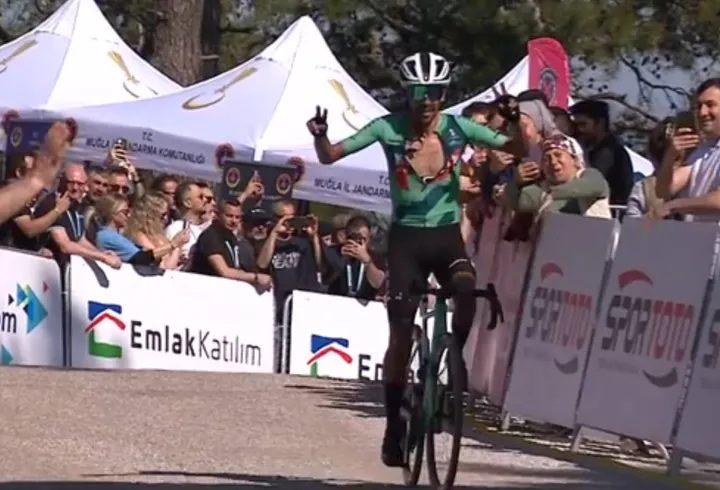 Iván Sosa gana la etapa 3 de la Vuelta a Turquía con Kern Pharma.