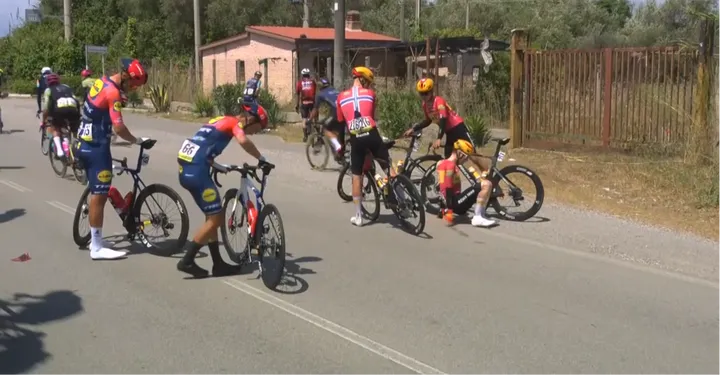 Jonathan Milan se vio implicado en una caída anterior durante la etapa 6