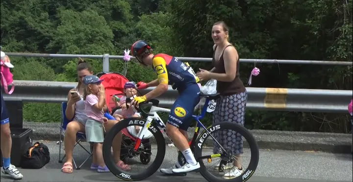 Simone Consonni se detuvo durante la etapa para saludar a su familia y coger dos helados para llevarse consigo
