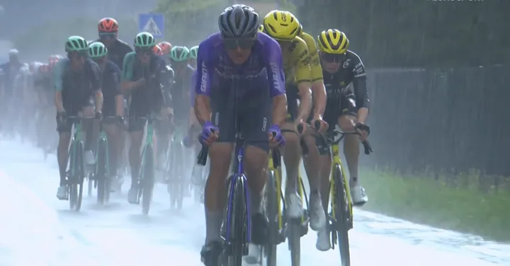 El pelotón rodó durante mucho tiempo bajo una lluvia muy intensa