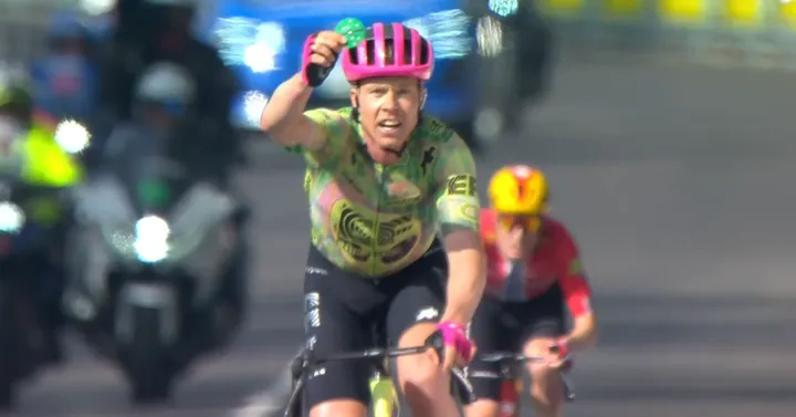 Michael Valgren mostró con orgullo un objeto hecho por su hijo antes de ganar la Etapa 17 del Giro