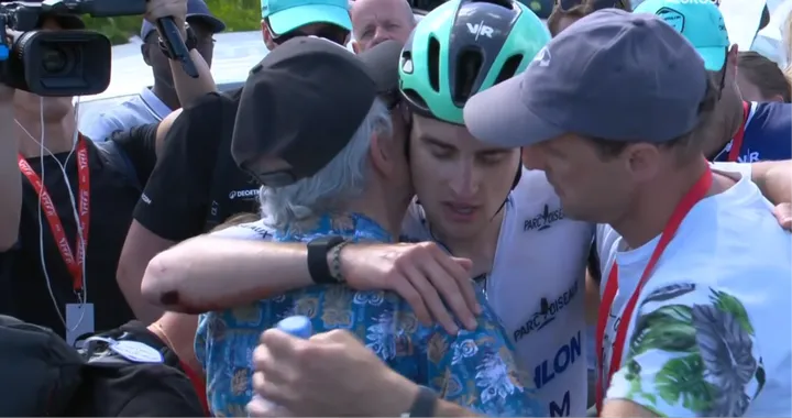 Paul Seixas es consolado por su familia tras cruzar la meta de la etapa reina de la carrera.