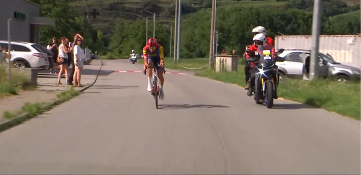 Andrea Bagioli no se conformó y atacó desde el grupo perseguidor. Aunque no logró alcanzar a Richard Carapaz, aseguró un prestigioso tercer puesto en la etapa.