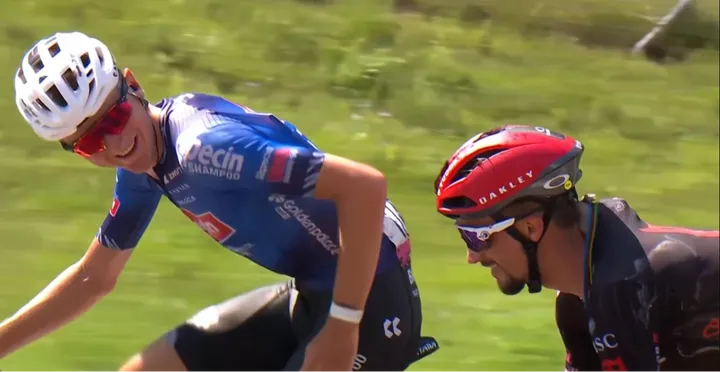 Emiel Verstrynge y Julian Alaphilippe comparten una animada charla antes de las dos ascensiones finales.