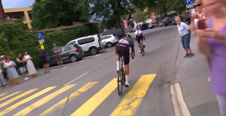 Xandro Meurisse salvó la caída por poco cuando, a gran velocidad, su rueda trasera resbaló tras golpear un bache en un paso de peatones.