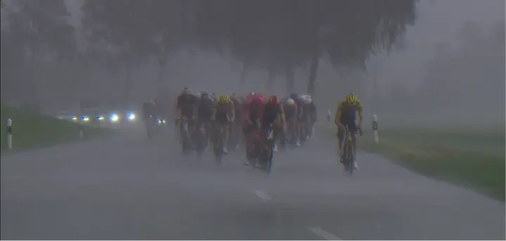 La lluvia azotó al pelotón con un fuerte viento cruzado. En esas condiciones, costaba reconocer a los corredores.