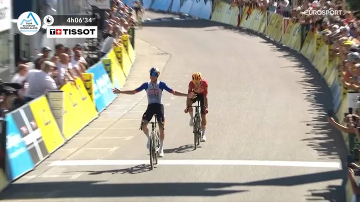 Maxim Van Gils supera al esprint a Tobias Halland Johannessen para ganar la Etapa 6 del Tour Auvergne-Rhône-Alpes.