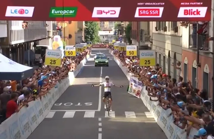 Tadej Pogacar gana la etapa 1 de la Vuelta a Suiza 2026.