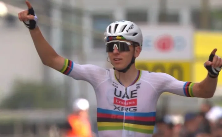 Tadej Pogacar celebra la victoria en la etapa 1 de la Vuelta a Suiza 2026.