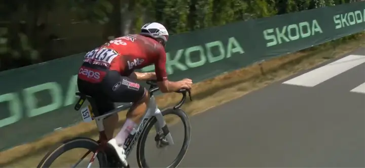Baptiste Veistroffer rodó más de tres horas en solitario en cabeza de carrera. Fue alcanzado por el pelotón a 14 kilómetros de meta, pero su valiente esfuerzo le valió el premio a Corredor Más Combativo del día, que recibió en el podio tras la etapa.
