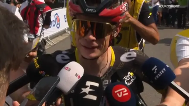 Jonas Vingegaard habla con los medios tras la etapa en el Tour de Francia 2026
